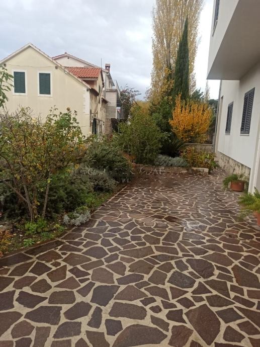 Kameni trijem i mediteranski vrt