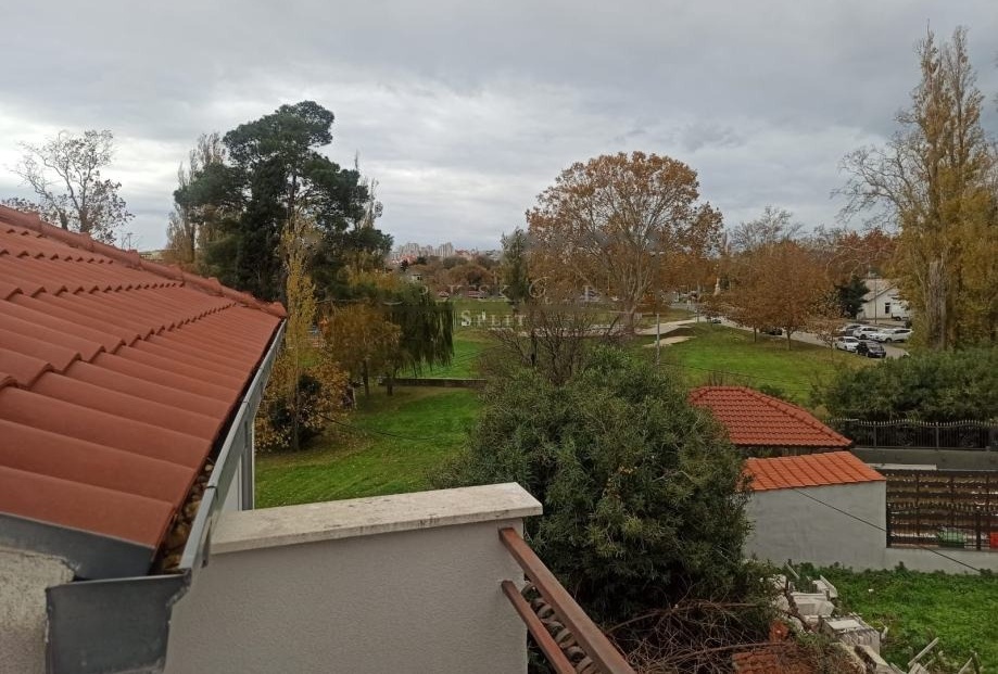 Pogled s krova na park