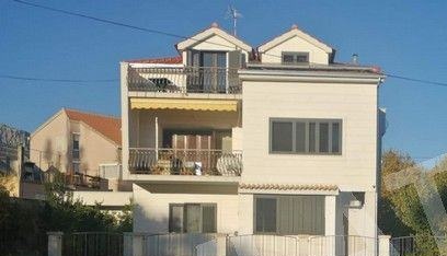 Prednja fasada s vrtom